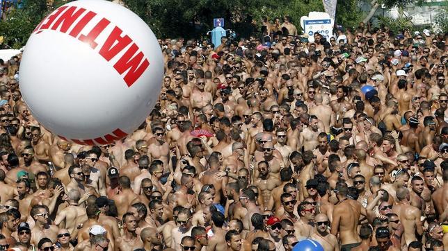 Miles de gays se lanzan a la piscina en el Circuit Festival