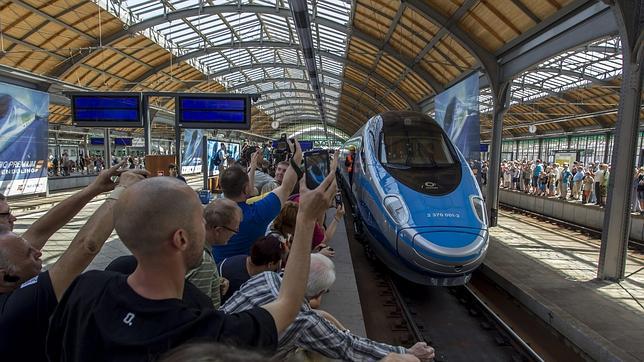 La ansiada llegada del tren de Alta velocidad a la estación de Cracovia, Polonia.