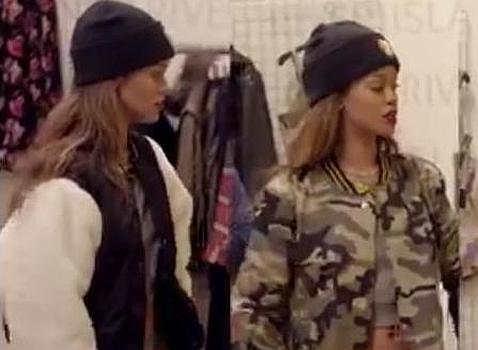 Rihanna probándose dos de sus nuevos diseños