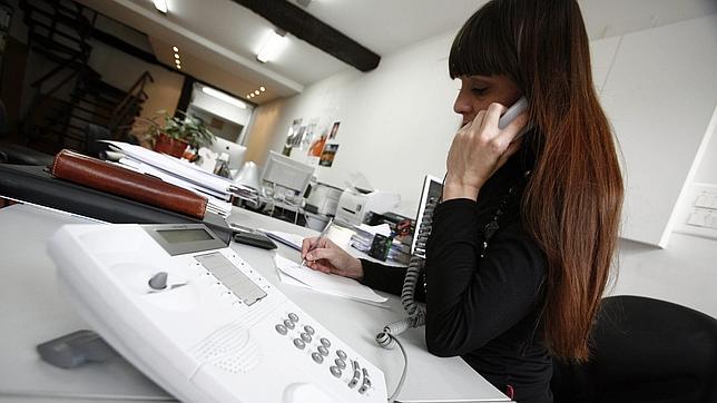 Facua denuncia que eléctricas encarecen los teléfonos de reclamación para que los usuarios no llamen