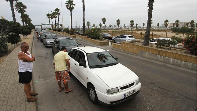 La jornada festiva registra colas de dos horas para acceder a Gibraltar