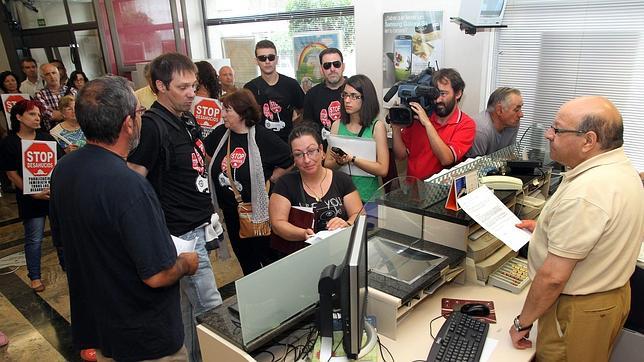 El PSOE recurre la ley antidesahucios tras «pulir» el texto de la PAH