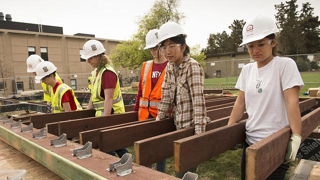 Alumnos de la Universidad de Standford en un proyecto de placas solares