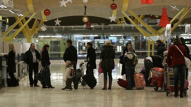 La falta de empleo eleva la emigración de jóvenes un 41% desde 2008