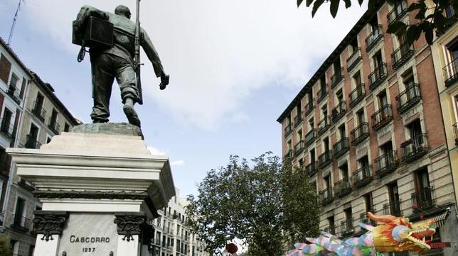 La estatua de Eloy Gonzalo se levanta en la plaza de Cascorro, en La Latina