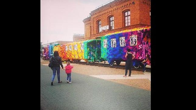 Un tren forrado de ganchillo, una de las más famosas performances de Agata Oleksiak