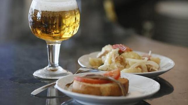 Con una cerveza o un vino no puede faltar una buena tapa, una tradición muy extendida en Madrid