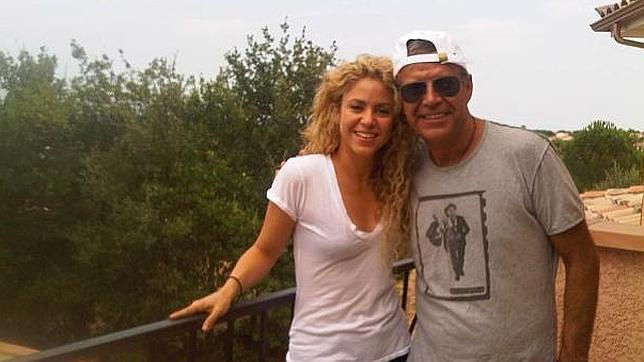 Shakira descansa con sus suegros y su hijo en la campiña francesa