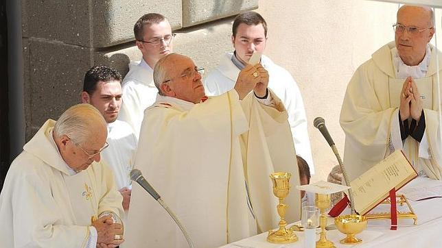 Una reclusa argentina elabora las hostias con las que el Papa Francisco celebra misa