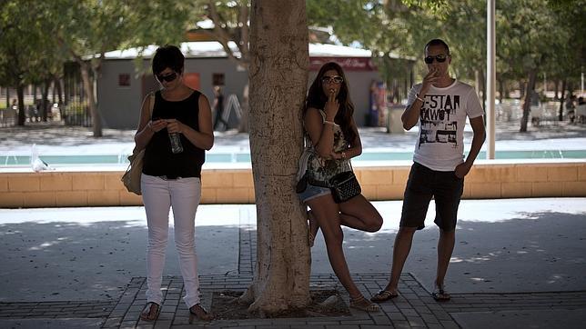 Asturias prohibirá fumar en las marquesinas cubiertas de los autobuses