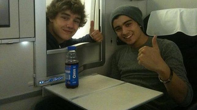 Zayn, sentado en el avión privado de la banda