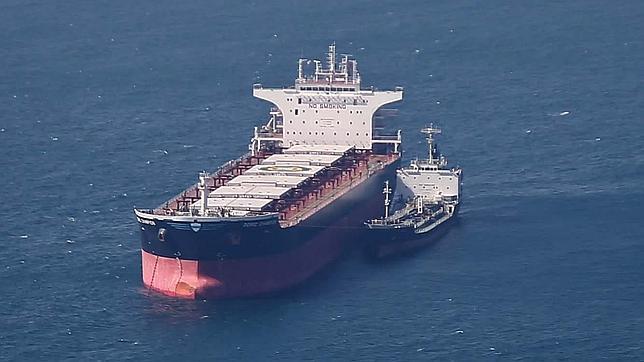 Un petrolero y otro barco abarloado mientras le suministra el combustible