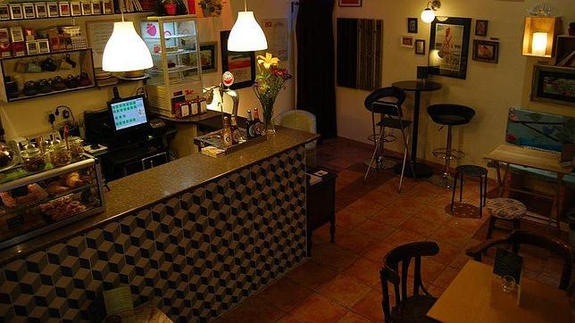 El café Kino, en Lavapiés, ofrece sesiones de cine en una sala de proyecciones con sillones