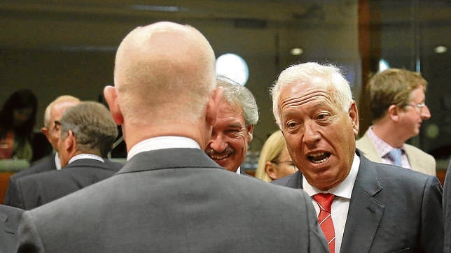 El ministro de Exteriores, José Manuel García-Margallo, saluda a su colega británico, William Hague, ayer en Bruselas