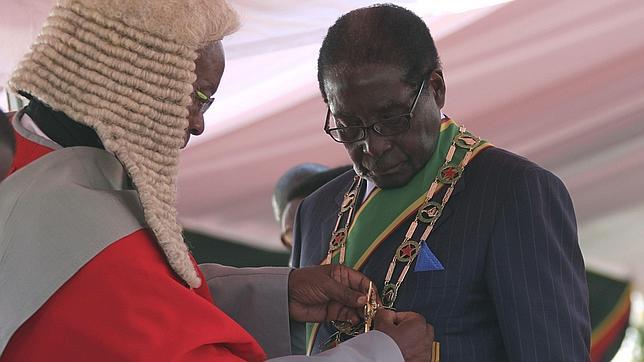 Mugabe jura como presidente de Zimbabue por séptima vez