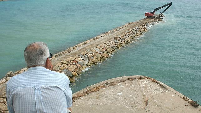 El segundo espigón que Gibraltar construye en apenas un mes en «Sandy Bay»