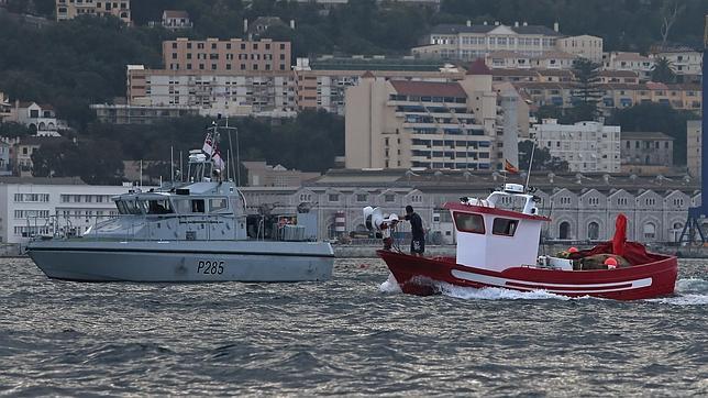 Una patrullera de la Rotal Navy y un pesquero español