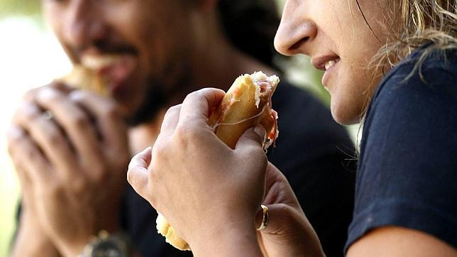 ¿Por qué pedimos lo que más engorda cuando vamos a un restaurante?