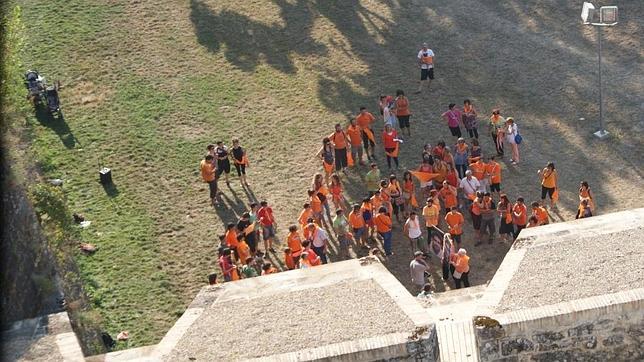 La «muralla humana» se quedó en «escombros»