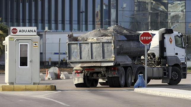 El Gobierno prohíbe el paso de camiones con piedras a Gibraltar