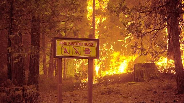 El gran incendio fuera de control en California comienza a quemar Yosemite