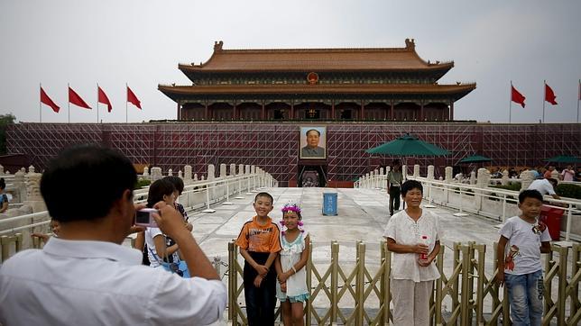 China «enseñará» modales a sus turistas