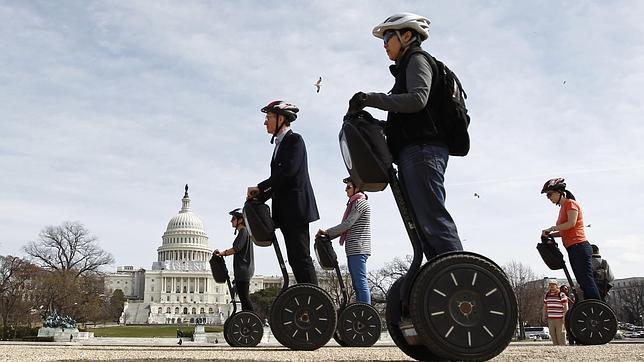 Turistas utilizando un «segway» frente al Capitolio