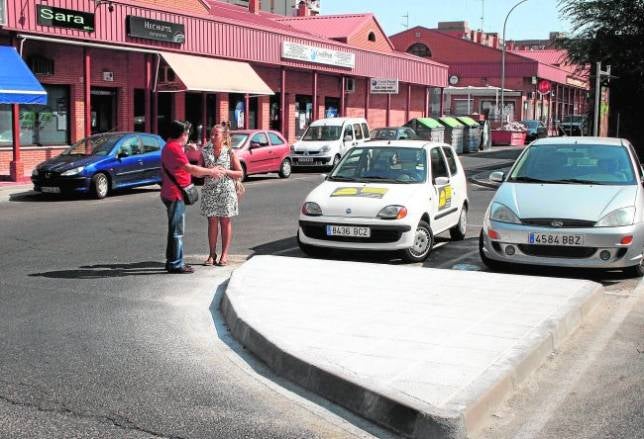 Una nueva isleta impide que aparquen coches en Apace