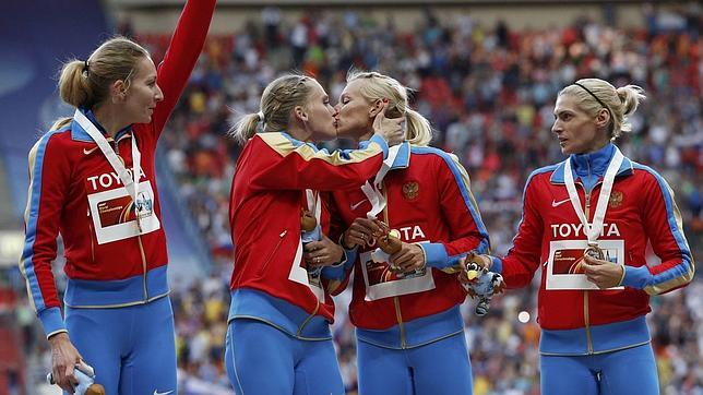 Las dos atletas rusas niegan que su beso fuera en contra de la ley «antihomosexual»