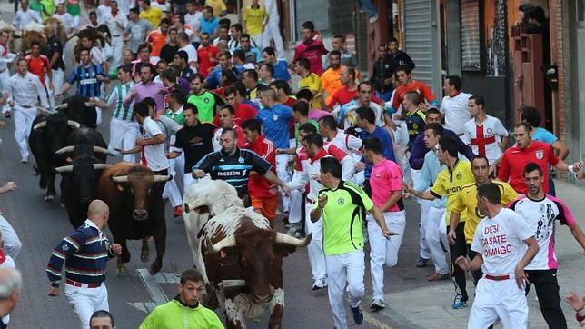 Muy rápido y sin heridos por asta de toro el primer encierro de «Sanse»