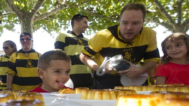 Los más pequeños también participan del concurso de comer flanes