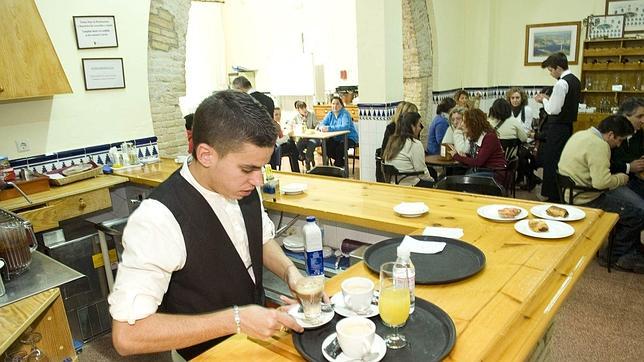 Los puestos de trabajo ocupados por extranjeros caen casi un 11% en las Islas