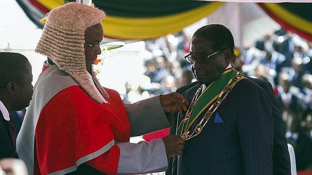 Mugabe planea un «Disneylandia africano» en las cataratas Victoria