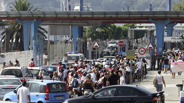 La policía de Gibraltar investiga el lanzamiento de objetos a la Guardia Civil en la Verja