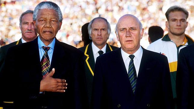 4 de febrero de 2010: fotografía del expresidente sudafricano y premio Nobel de la Paz Nelson Mandela (izq.), emocionado mientras suena el himno nacional en un partido de rugby en Pretoria