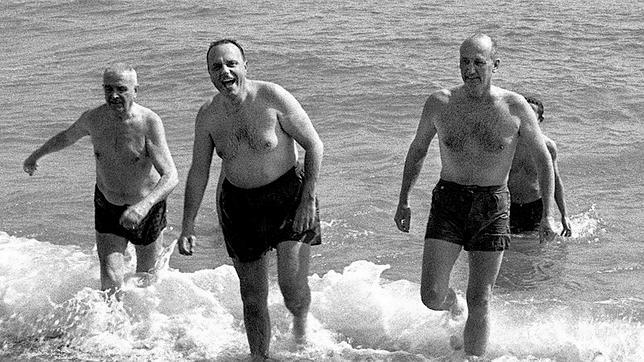 Manuel Fraga, dándose un baño en las aguas de la población almeriense de Palomares para demostrar que no eran radiactivas