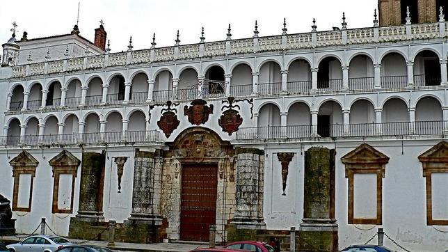 Fachada principal de Nuestra Señora de la Granada