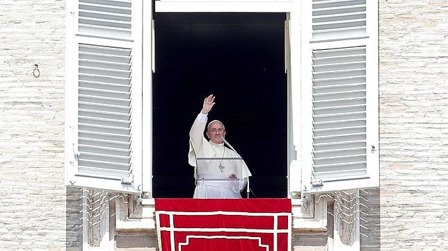 El Papa Francisco reclama en su Twitter: «¡Nunca más la guerra!»