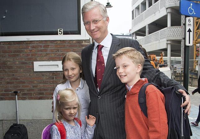 El Rey Felipe de los Belgas lleva a sus hijos al colegio