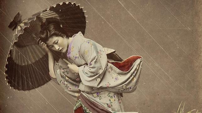 Raimund von Stillfried/Kusakabe Kimbei. «Mujer entre la lluvia», c. 1870. Fotografía