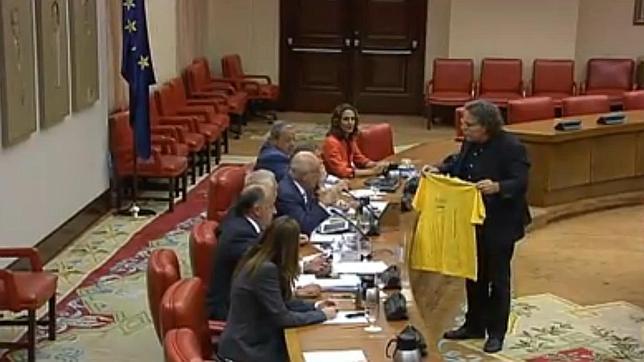 Joan Tardà reta a Margallo con una camiseta independentista