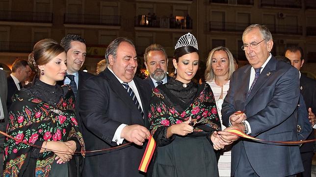 Tirado inaugura la Plaza del Vino de Socuéllamos