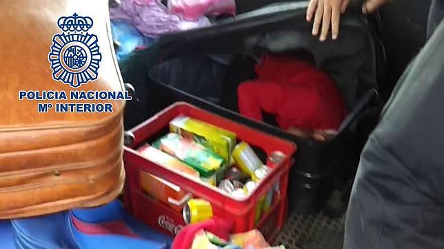 La Policía descubre a dos inmigrantes ocultos en una maleta cuando intentaban entrar a España