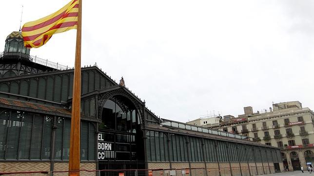 La macrobandera catalana ya ondea en el centro dedicado a 1714