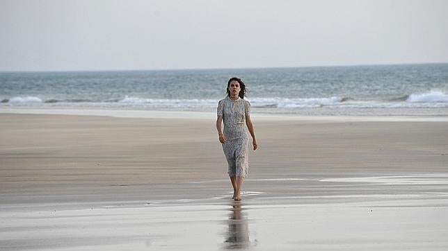 Fotograma de «El tiempo entre costuras»