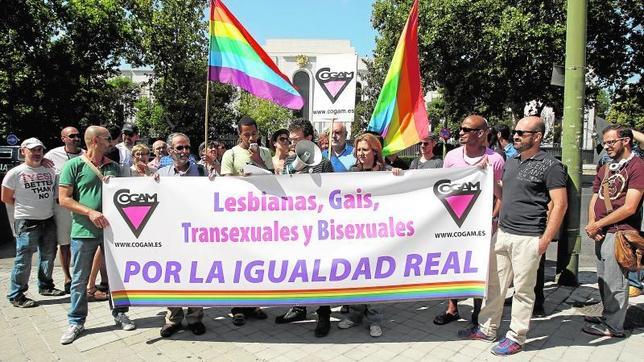 Una «besada» frente a la embajada rusa para protestar contra la homofobia