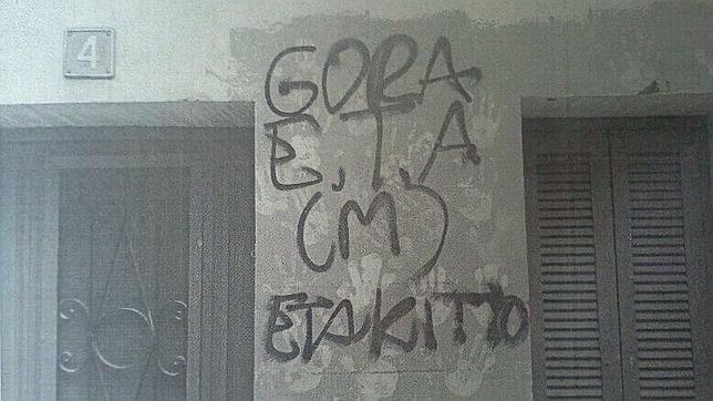 Pintan Gora ETA en la vivienda de un asesinado por los terroristas en Echarri Aranaz