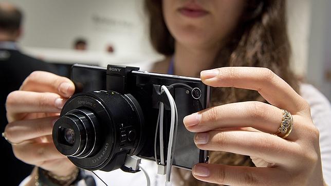 Probamos el QX10, la lente de Sony que convierte el móvil en una gran cámara