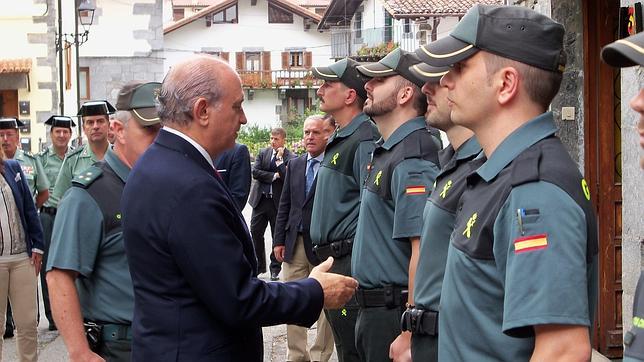 Fernández Díaz garantiza que la Guardia Civil seguirá presente en Leiza