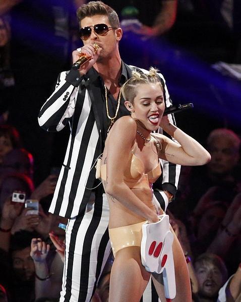 Cancelan la portada de «Vogue» de Miley Cyrus por su actuación en los MTV